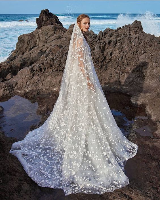 Image Source - https://www.instagram.com/p/Bjxam0ZAVd2/?tagged=weddingveil